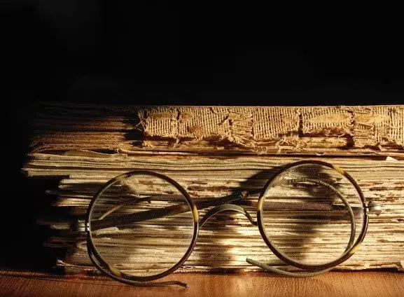 تاریخجه عینک طبی، یک مدل با دسته فلزی