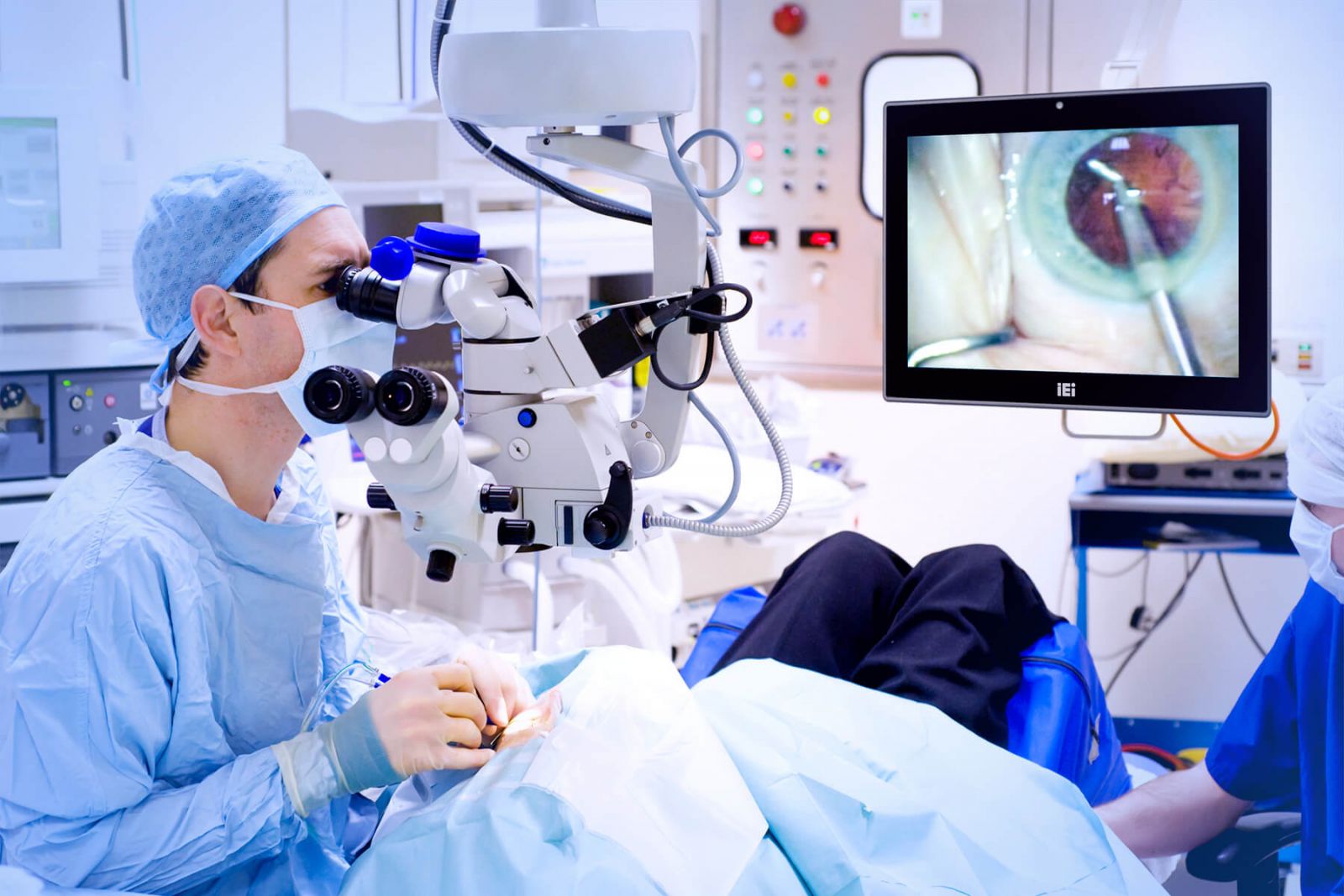 چشم پزشک در حال جراحی چشم