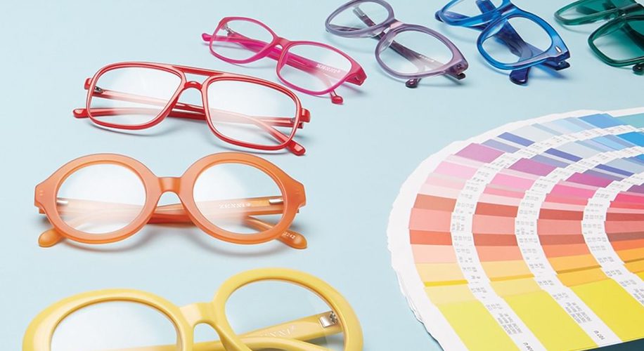 لنز یا عدسی عینک طبی در فریم های رنگی مختلف